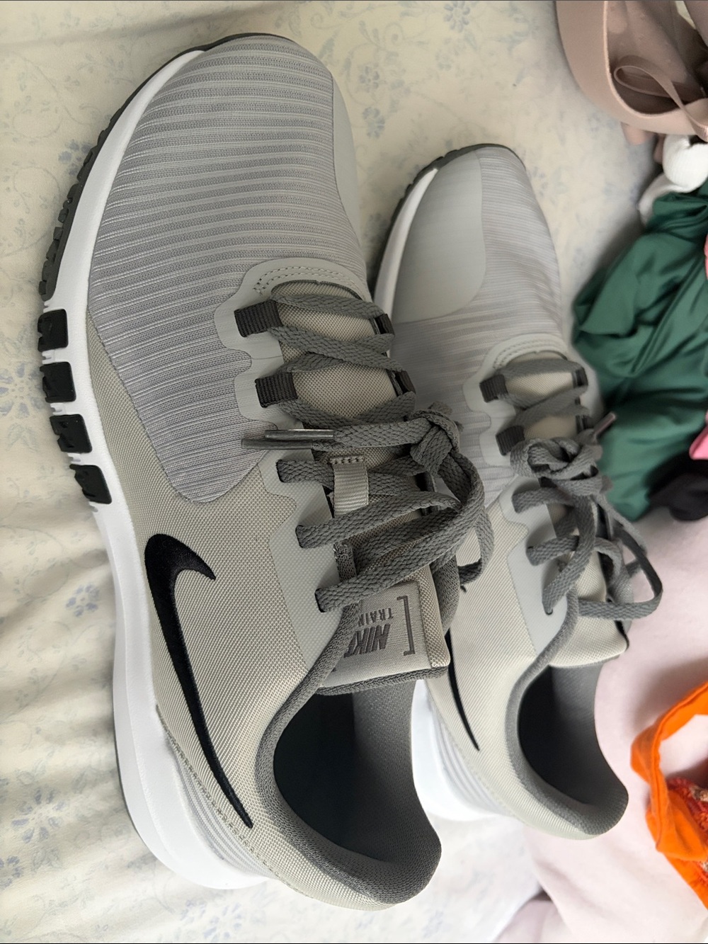 Nike Men’s Light Gray Athletic Trainers with Black Swoosh